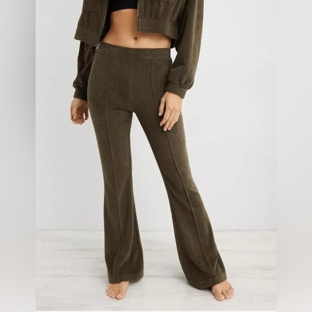 Aerie Groove-On Rib Velour Flare Pant olive green size small regular